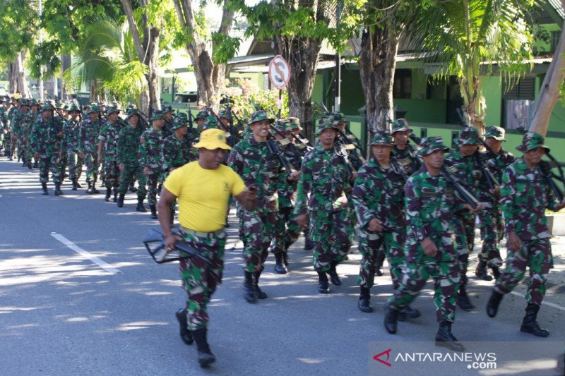 Prajurit Korem 132 Tadulako jaga kebugaran dengan jalan lari bawa senjata