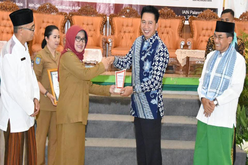 Nadalsyah dinobatkan sebagai tokoh ekonomi syariah Kalteng