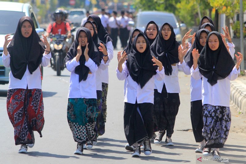 Lomba gerak jalan memperingati hari santri