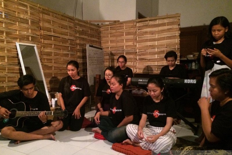 Komunitas Mahima menyajikan musik puisi "Interior Danau" di FSBJ 2019