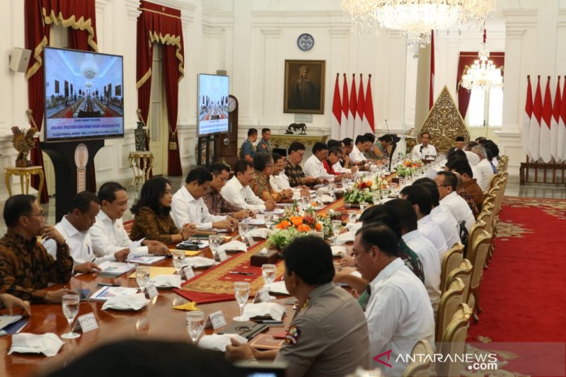 Presiden Jokowi beri waktu sebulan kumpulkan regulasi penghambat investasi