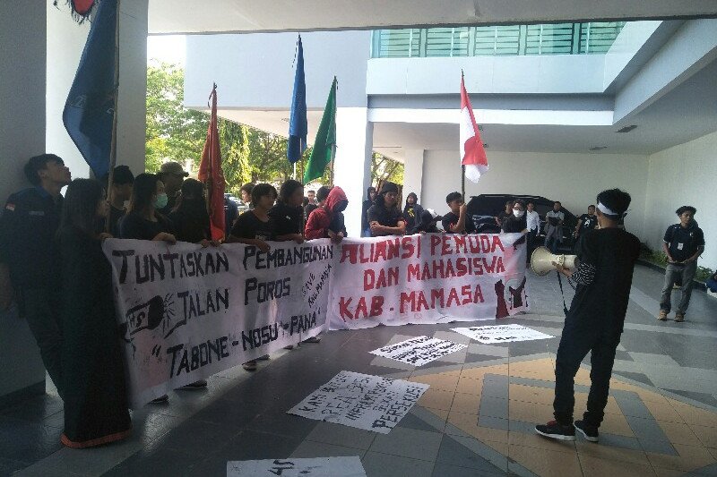 Mahasiswa Kabupaten Mamasa tuntut perbaikan jalan