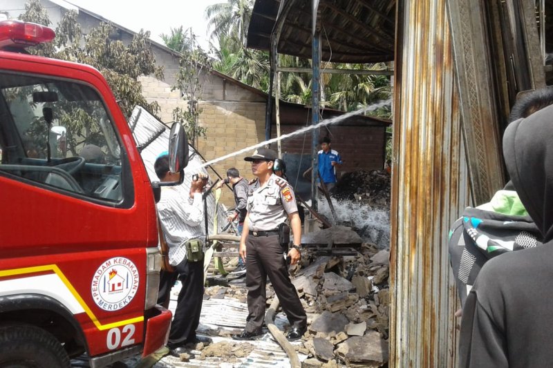 Gudang pengolahan minyak kelapa terbakar akibat api dari tungku