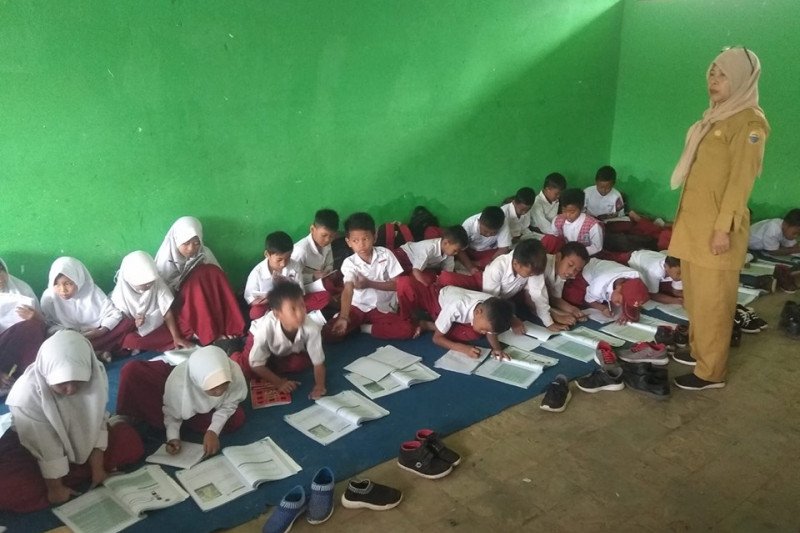 Siswa SDN 2 Pasir Kupa Lebak belajar di lantai