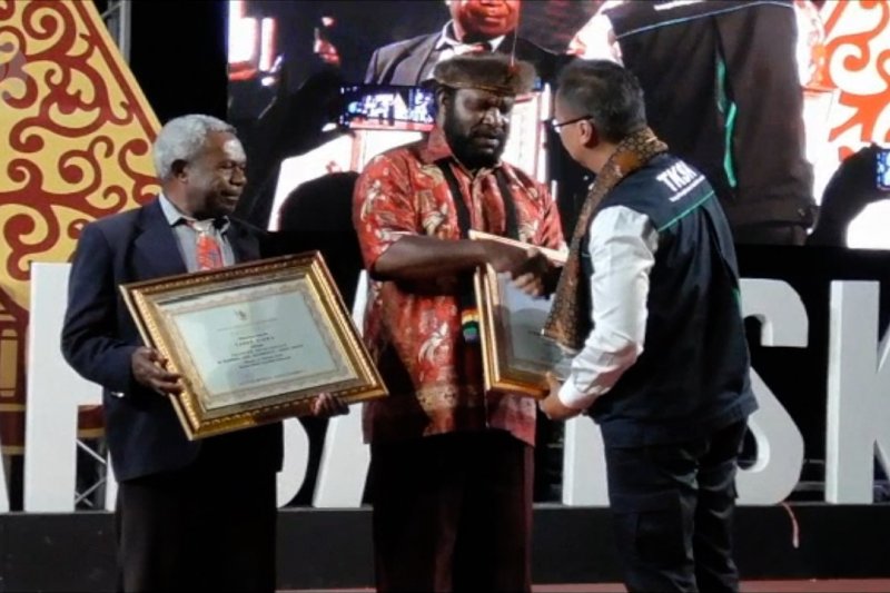 Penghargaan bagi dua tokoh masyarakat Papua dari Mensos