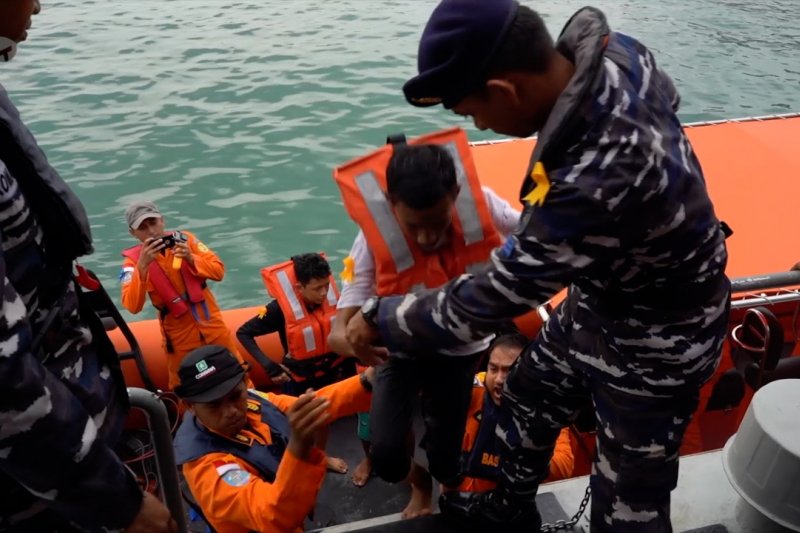 Basarnas evakuasi pengungsi Rohingnya di laut