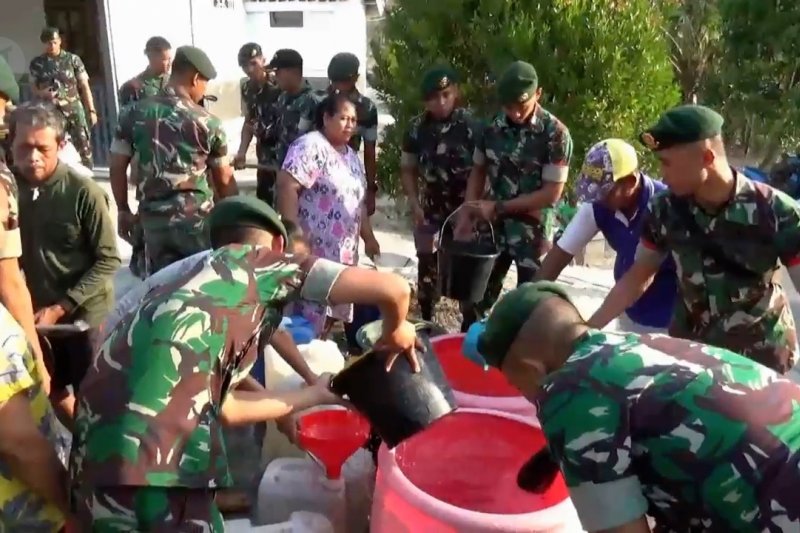 Tiga bulan krisis, Yonarmed 12 kirim air bersih ke Desa Kerek