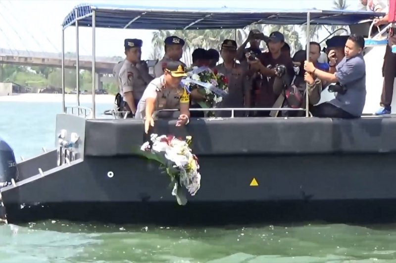 Tabur bunga mengenang tragedi jatuhnya Lion JT 610