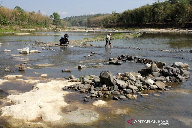 Debit air sungai Maros menyusut