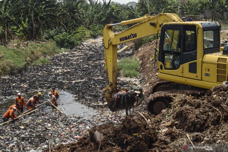 Pengangkatan sampah aliran Kali Jambe