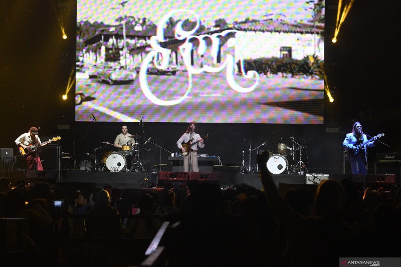 Aksi grup band Fur di GudFest 2019