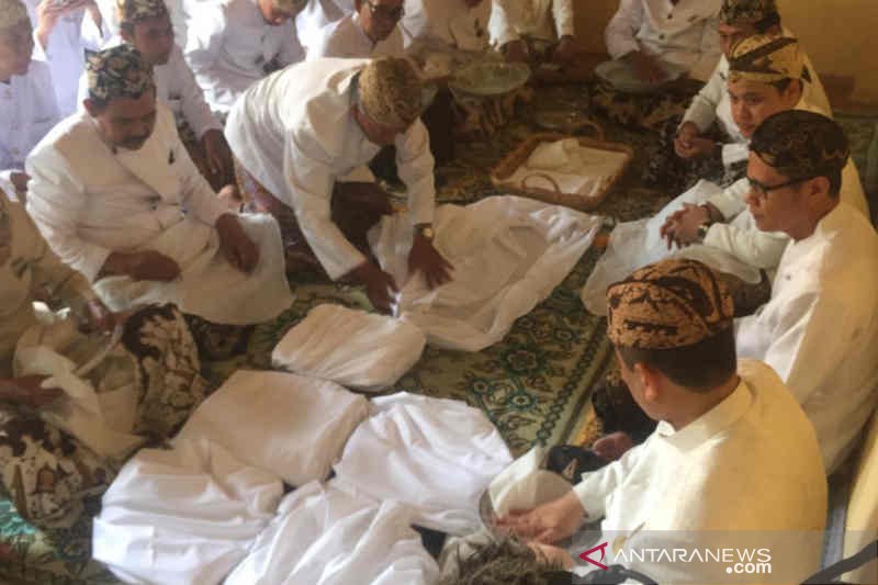 Ritual cuci piring peninggalan Wali Songo di keraton Kasepuhan Cirebon