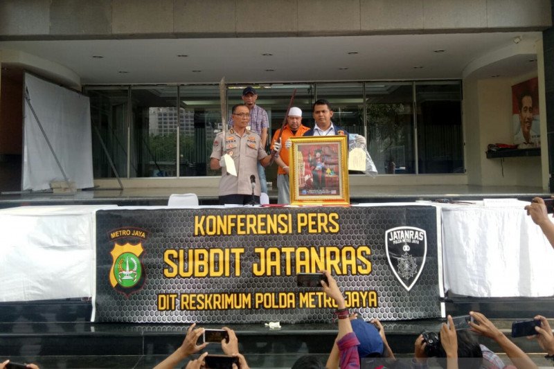 Pembawa senjata tajam saat pelantikan presiden mengaku sebagai keturunan raja