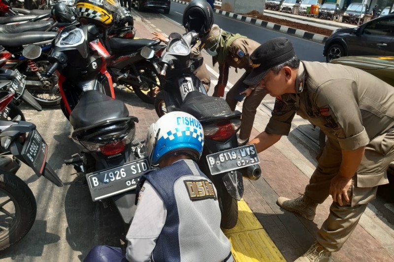 Sudinhub Jaksel lakukan Operasi Cabut Pentil untuk atasi parkir liar