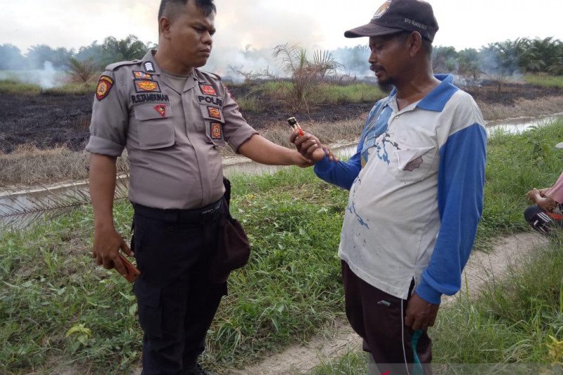 VIDEO - Guru ini tertangkap basah saat bakar lahan di Rokan Hilir