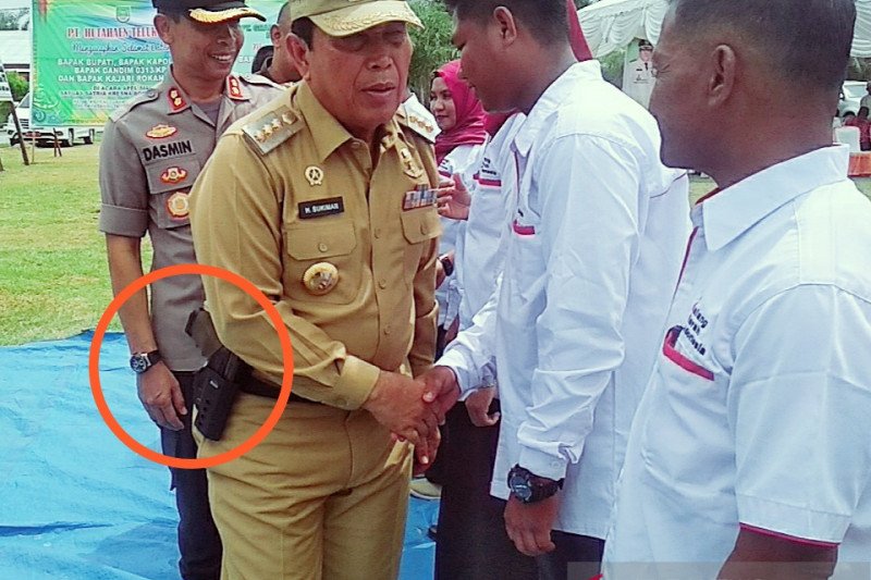 Ini tujuan Bupati Rokan Hulu pamer pistol depan umum