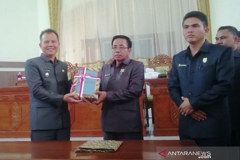 Bupati Gumas sampaikan Raperda APBD 2020