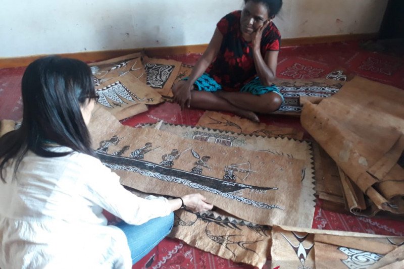 Dispar Jayapura dorong pemberdayaan ekonomi kreatif lukisan kulit kayu
