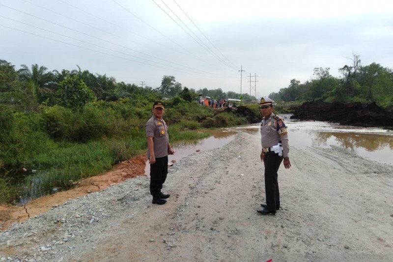 Truk tenggelam di jalan ambruk Siak-Buton, aparat gabungan lakukan ini