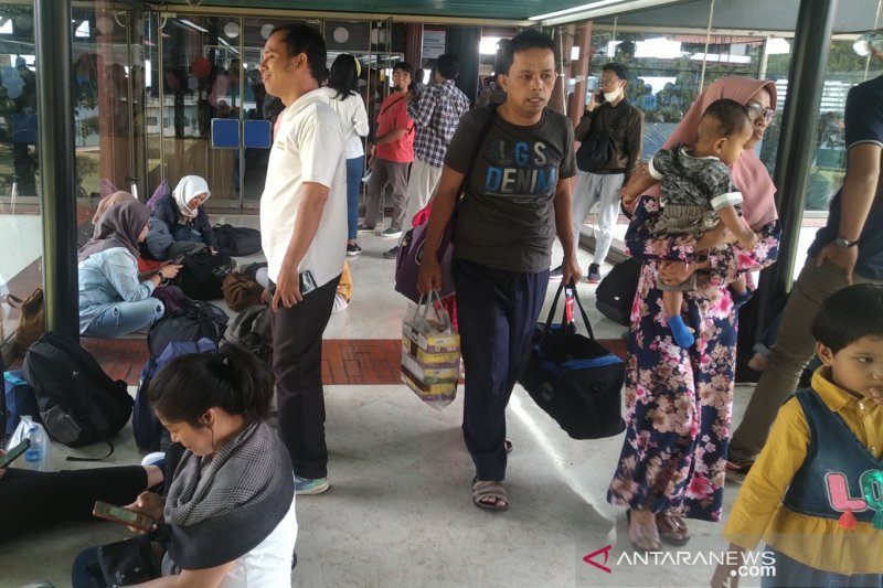 Batalkan belasan penerbangan, penumpang Sriwijaya Air terlantar