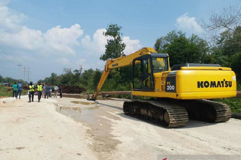 Dinas PU Siak turunkan ekskavator perbaiki jalan amblas yang benamkan truk
