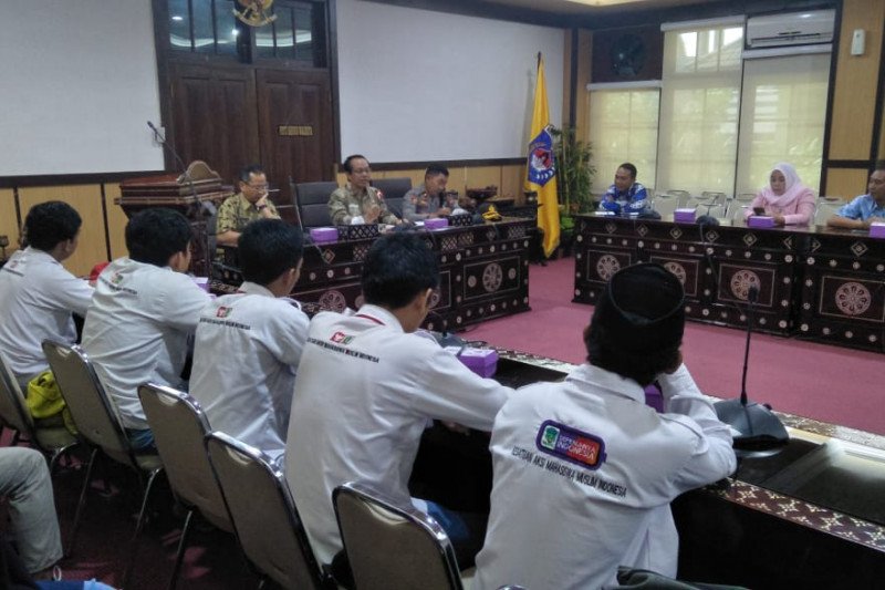 Mahasiswa mendatangi kantor wali kota pertanyakan megaproyek Mataram