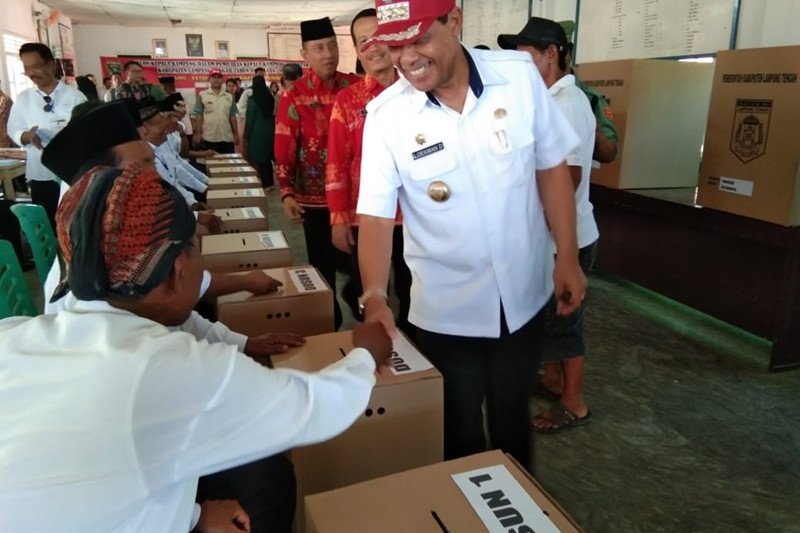 Bupati Lampung Tengah pantau pemilihan kepala kampung serentak
