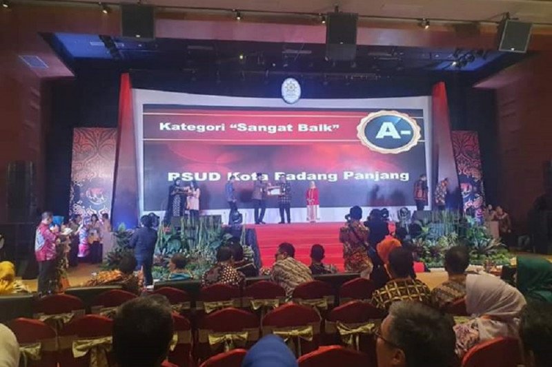 Padang Panjang terima penghargaan pelayanan publik terbaik