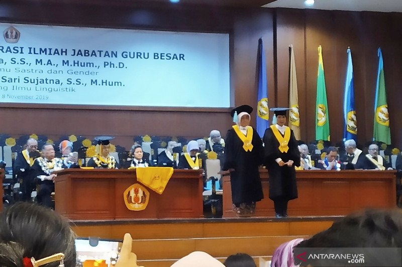 Universitas Padjajaran kukuhkan dua guru besar bidang Sastra dan Linguistik