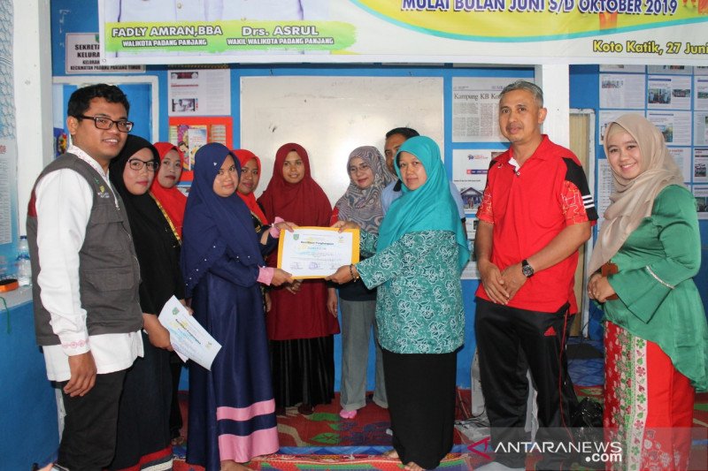 Lima peserta Program Keluarga Harapan di Padang Panjang lepas bantuan