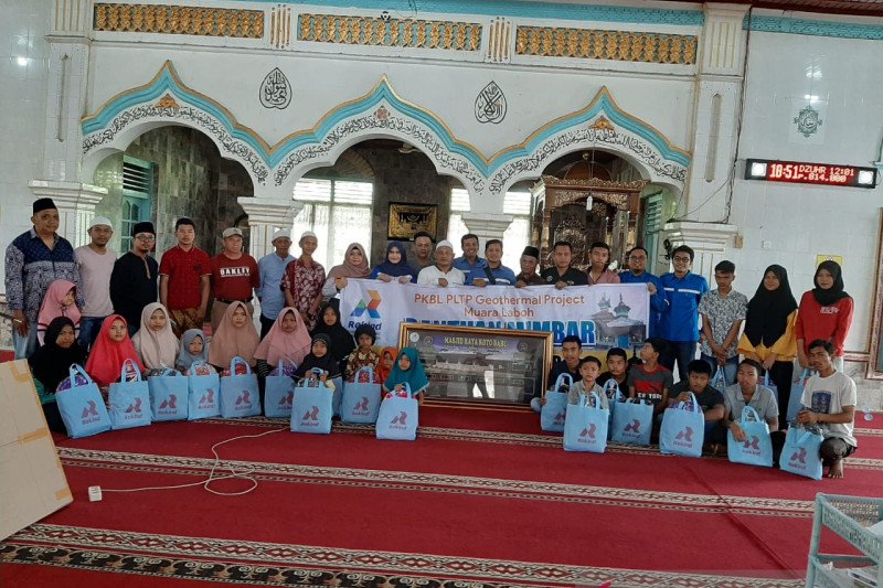 PT Rekind berikan donas untuk masjid dan anak yatim di Solsel