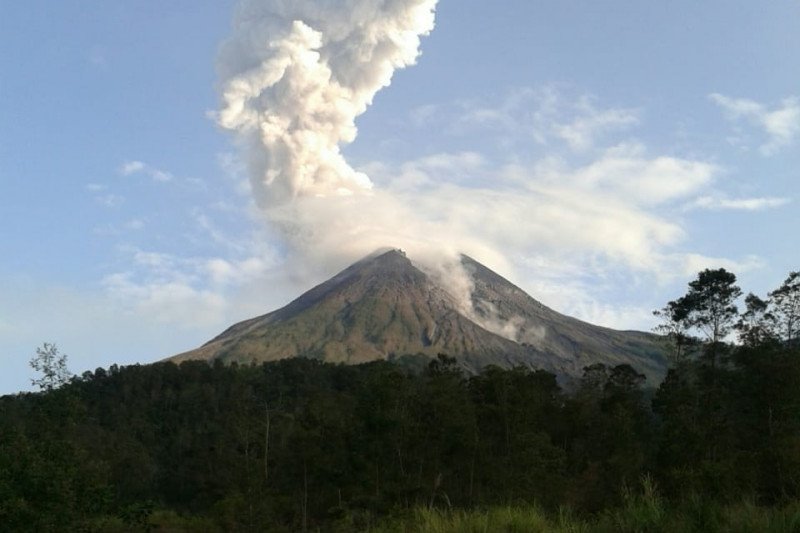 Gunung Merapi mengeluarkan awan panas letusan setinggi 1.500 meter