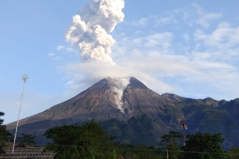 Merapi erupsi masyarakat diminta tetap tenang