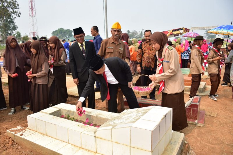 Wabup Waykanan pimpin upacara ziarah makam pahlawan