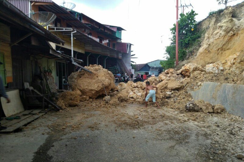Longsoran batu ganggu lalu lintas kendaraan di Gunungsitoli