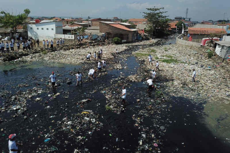 Warga Kota Cirebon diimbau bersihkan sungai dari sampah jelang musim hujan