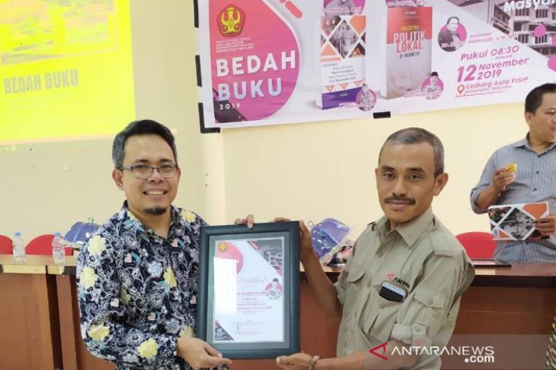 Fisip Untad bedah dua buku dalam perspektif politik lokal