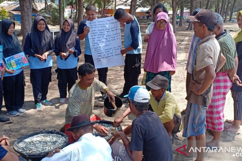 Students of Vocational High School 2 of Painan study marine ecosystems