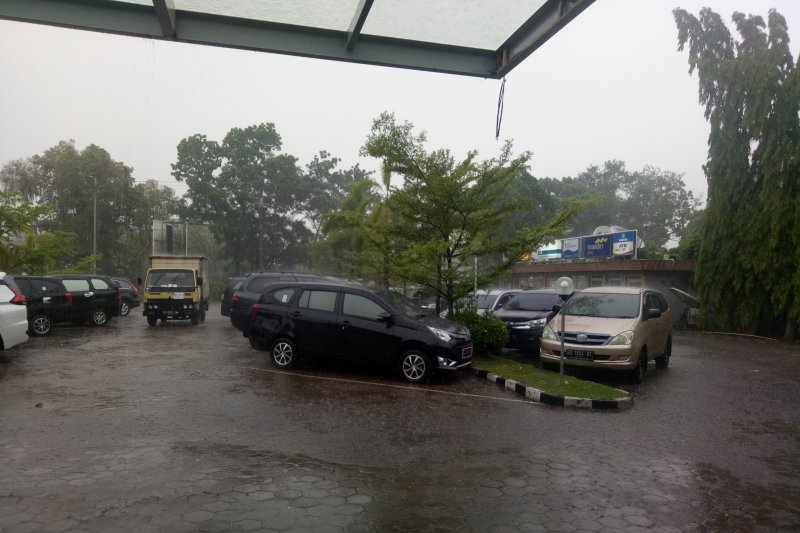 Angin puting beliung dan hujan deras landa sebagian Sumsel