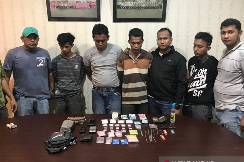 Sedang asyik transaksi narkoba, dua pemuda Rohil diringkus polisi