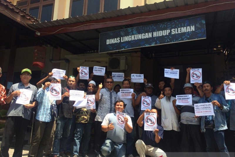 Warga Sindumartani mendatangi DLH Sleman tolak penambangan di Gendol