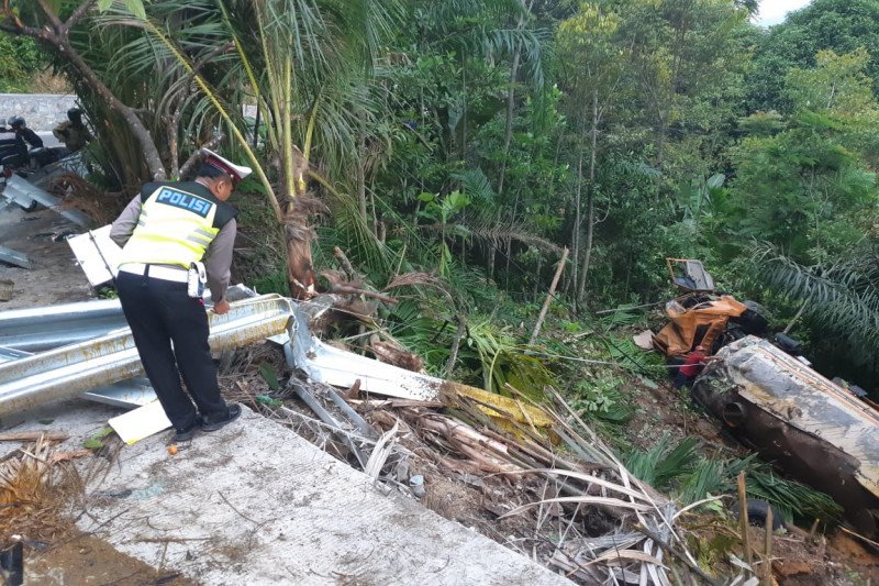 Truk CPO masuk jurang sedalam 30 meter di Bukit Pulai Pesisir Selatan