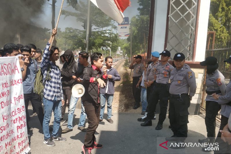 Mahasiswa Kolaka gelar unjuk rasa tuntut pengaspalan jalan