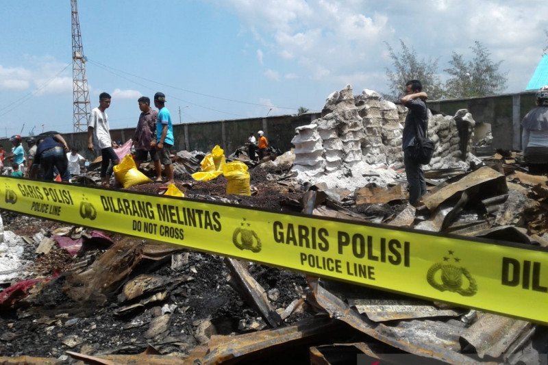 Si jago merah kembali lahap 26 kios Jembatan Batu Baubau