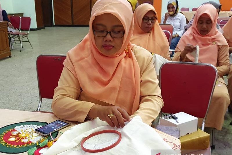 Dharma Wanita Kota Magelang ikuti pelatihan menyulam