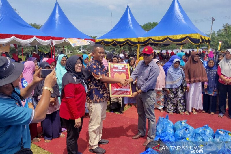 Bakti Sosial, SMAS Cendana Mandau serahkan bantuan ke Desa Apiapi