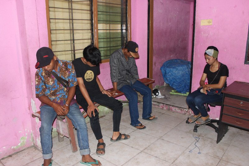 Satpol PP Padang amankan empat remaja diduga berbuat mesum, 1 wanita dan 3 pria