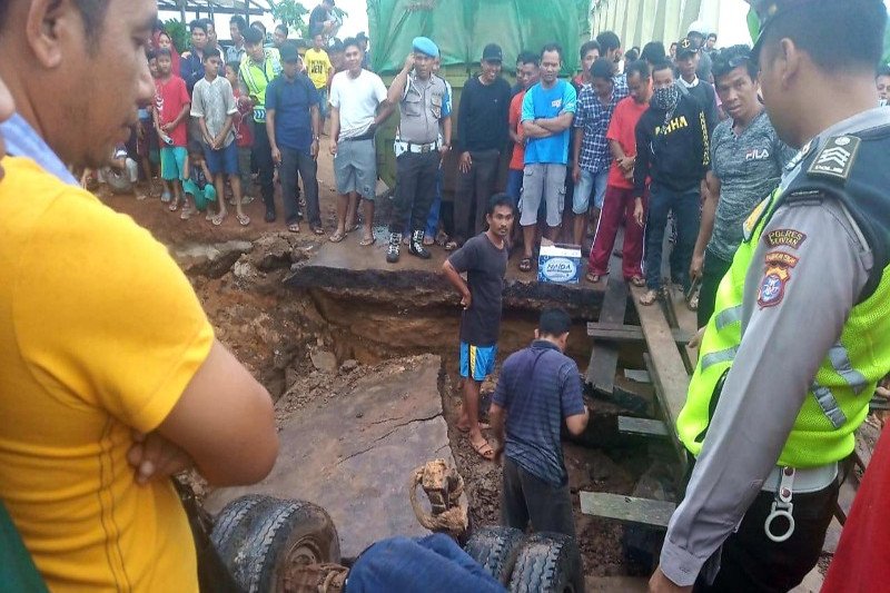 Jalan Jendral Sudirman Km 124 Sampit-Pangkalan Bun ambruk
