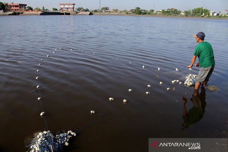 Menangkap ikan di waduk