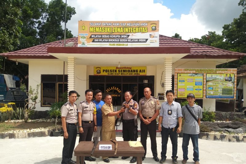 Warga Ogan Komering Ulu serahkan senjata api ke Polsek Semidang Aji
